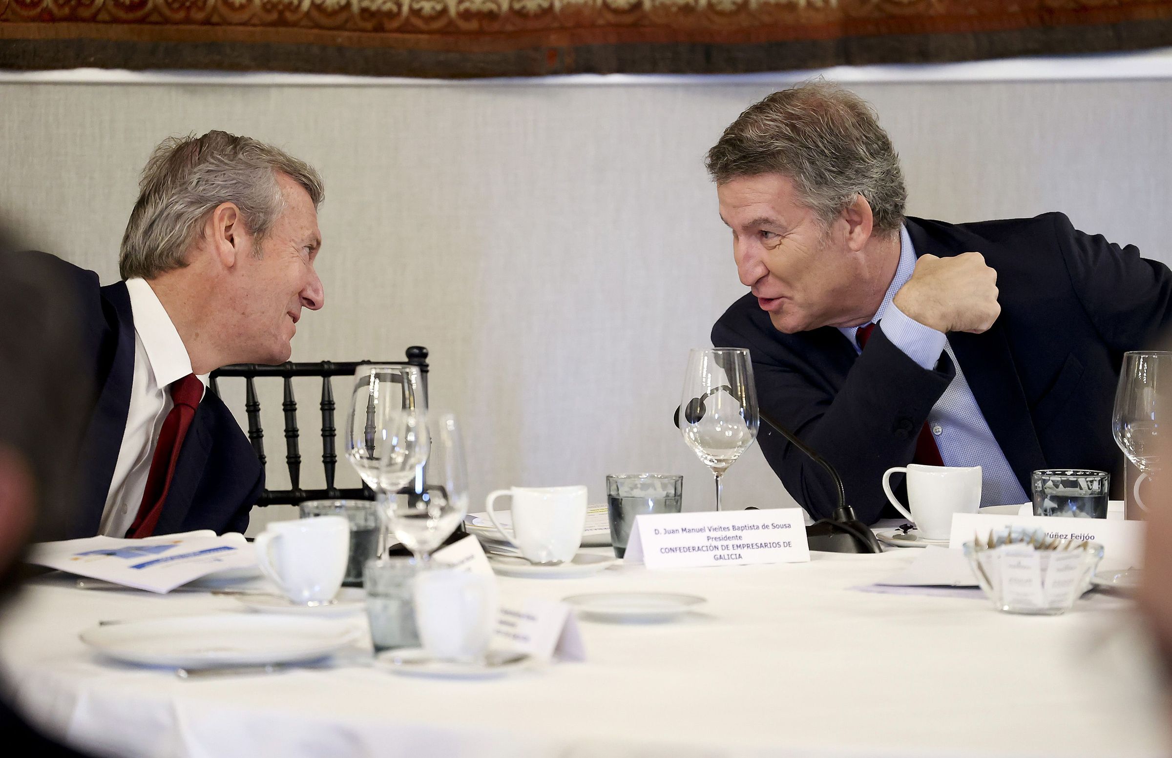 Alfonso Rueda e Alberto Nez Feijoo fanse confidencias nun almorzo organizado pola CEG no Hostal dos Reis Catlicos. 15/11/2024
