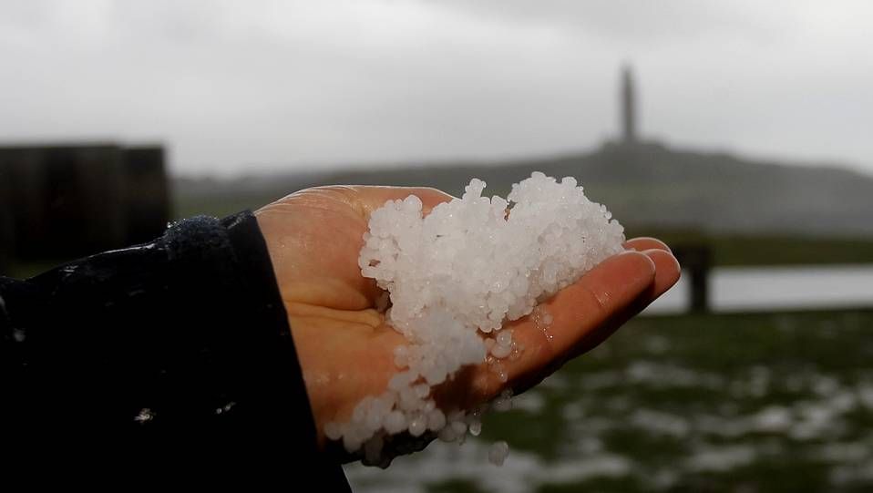 Crecida por las lluvias del río Asma en Chantada.Tormenta eléctrica sobre Pontevedra
