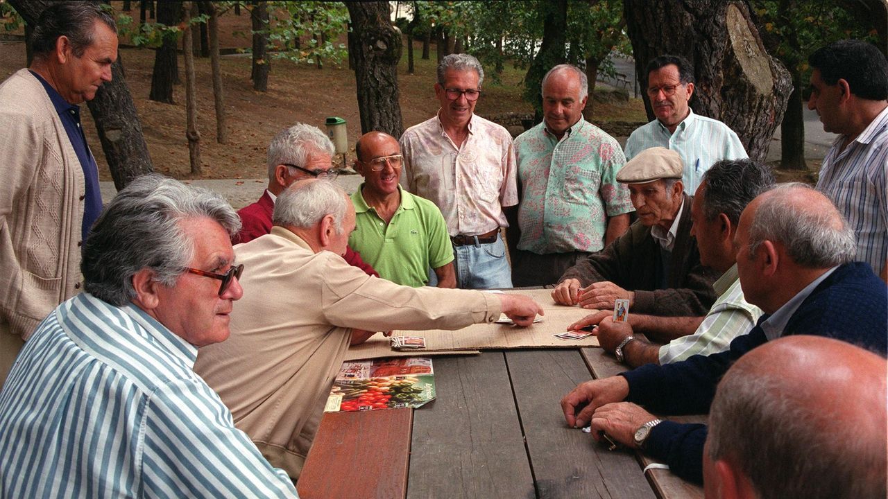 JUBILADOS JUGANDO AL TUTE EN EL PARQUE DE SANTA MARGARITA, EN 1999
