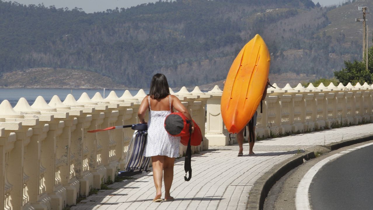 Un hombre traslada su kayak en Carril