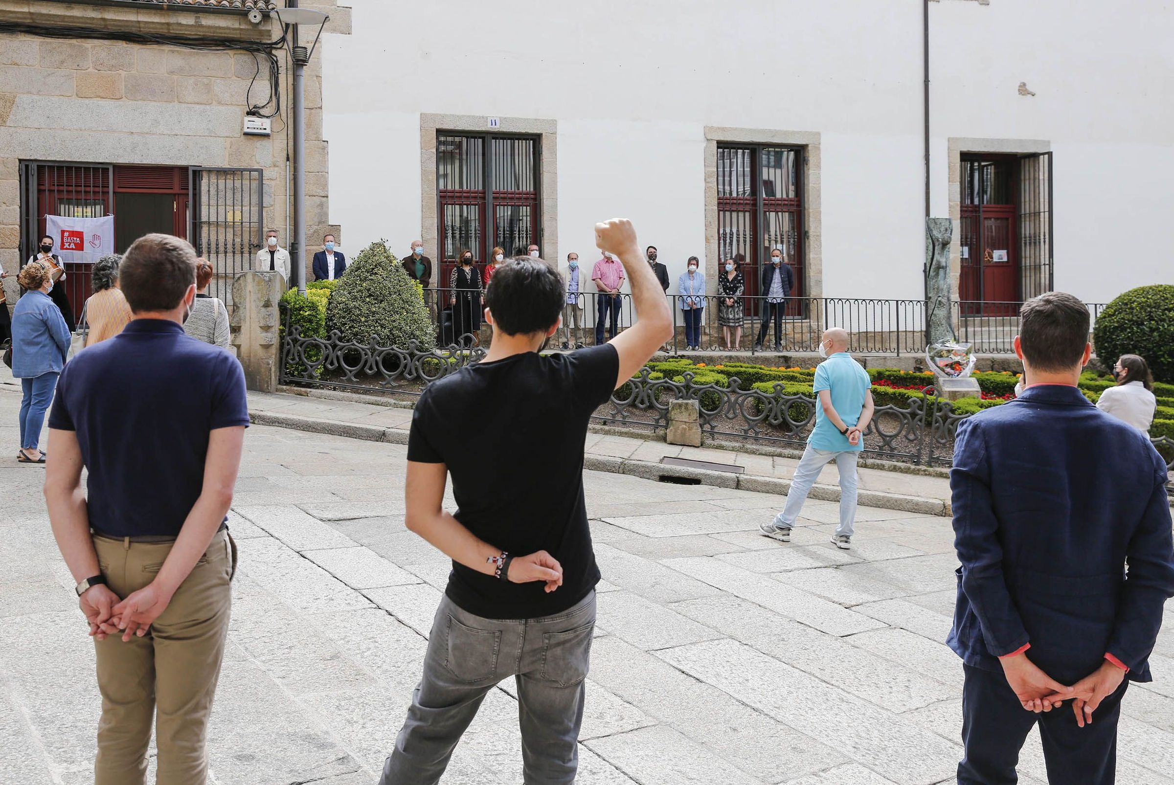 Ofrenda floral � p� do monumento de Alexandre B�veda, na R�a Barreira de Ourense. 3/06/2021