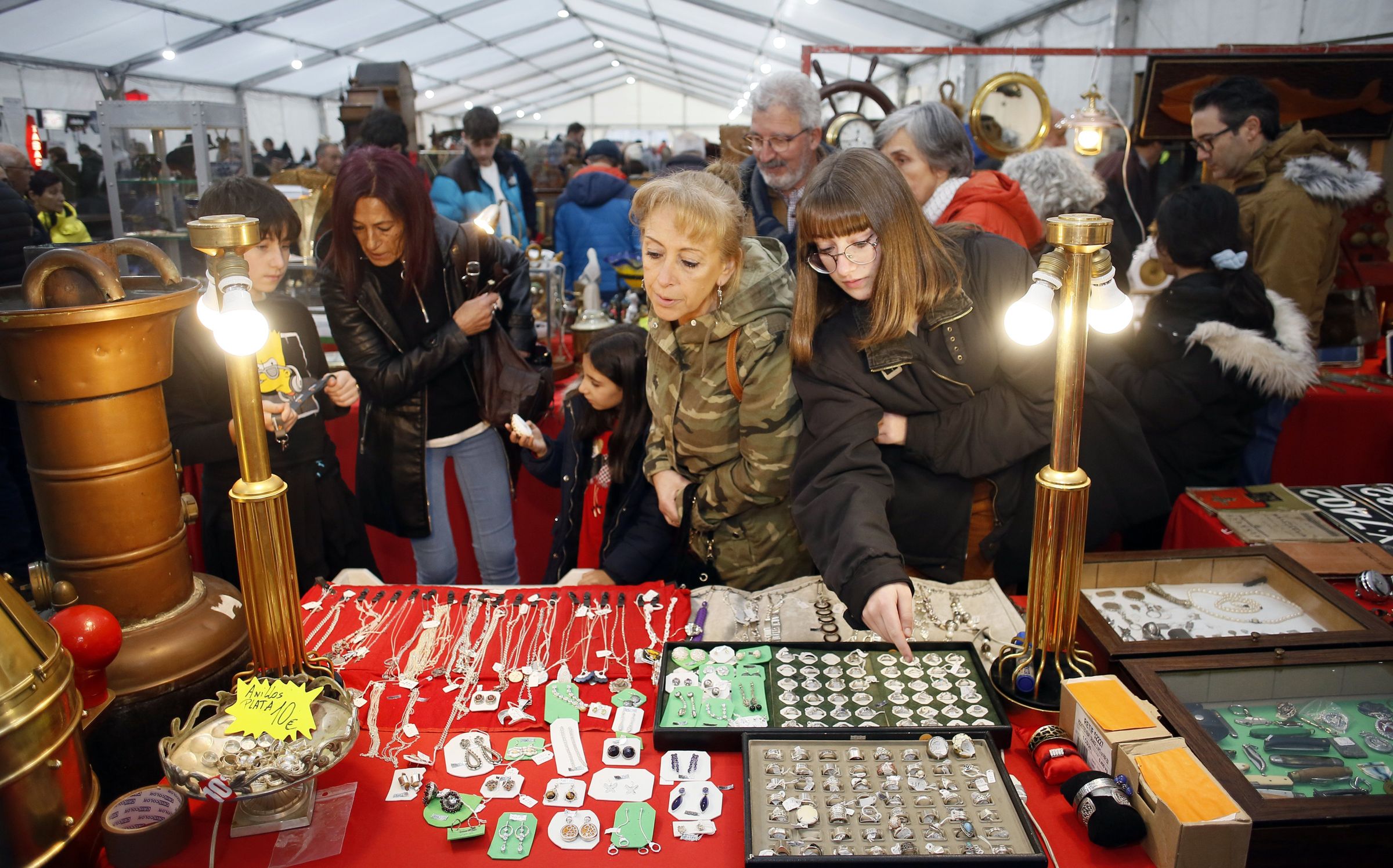 Cocurrida feira de antig�idades de A Pontenova. 04/12/2023