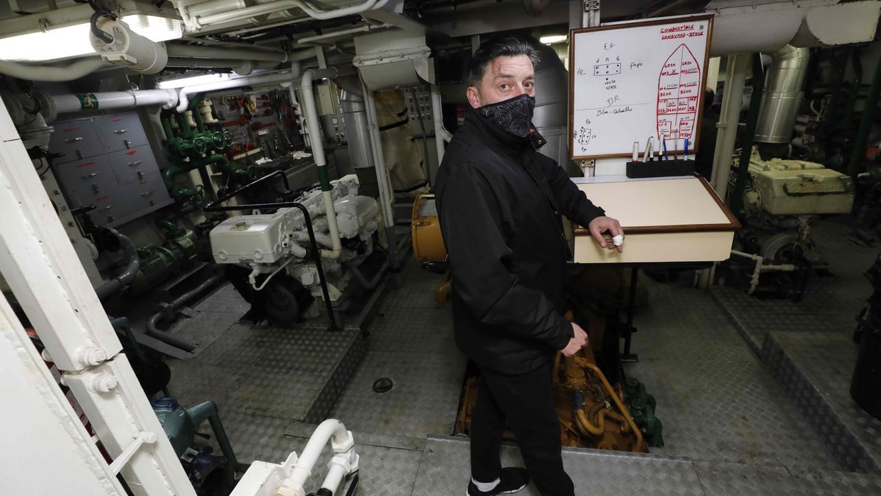 El armador José Hilario en la sala de máquinas, con una pizarra donde anotan manualmente el estado de los tanques de combustible