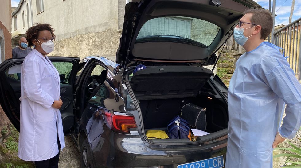 La vacunación a domicilio en el rural.La médica Ineyvis Valdespino y el enfermero Christian Paradelo, poniéndose los EPI antes de empezar las visitas domiciliarias por O Bolo