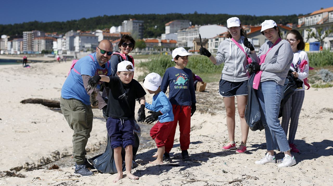 Limpieza multitudinaria de alumnos del Centro Británico que también se realizará en otros cinco arenales del norte de España EN LA PLAYA DE COROSO