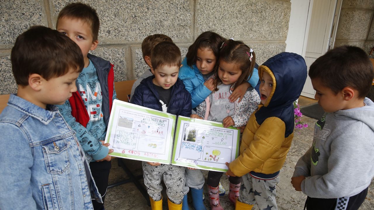 Alumnos de escuela unitaria del Saiar, que pertenece al CRA de Caldas de Reis, colocaron ayer los tableros con los códigos QR