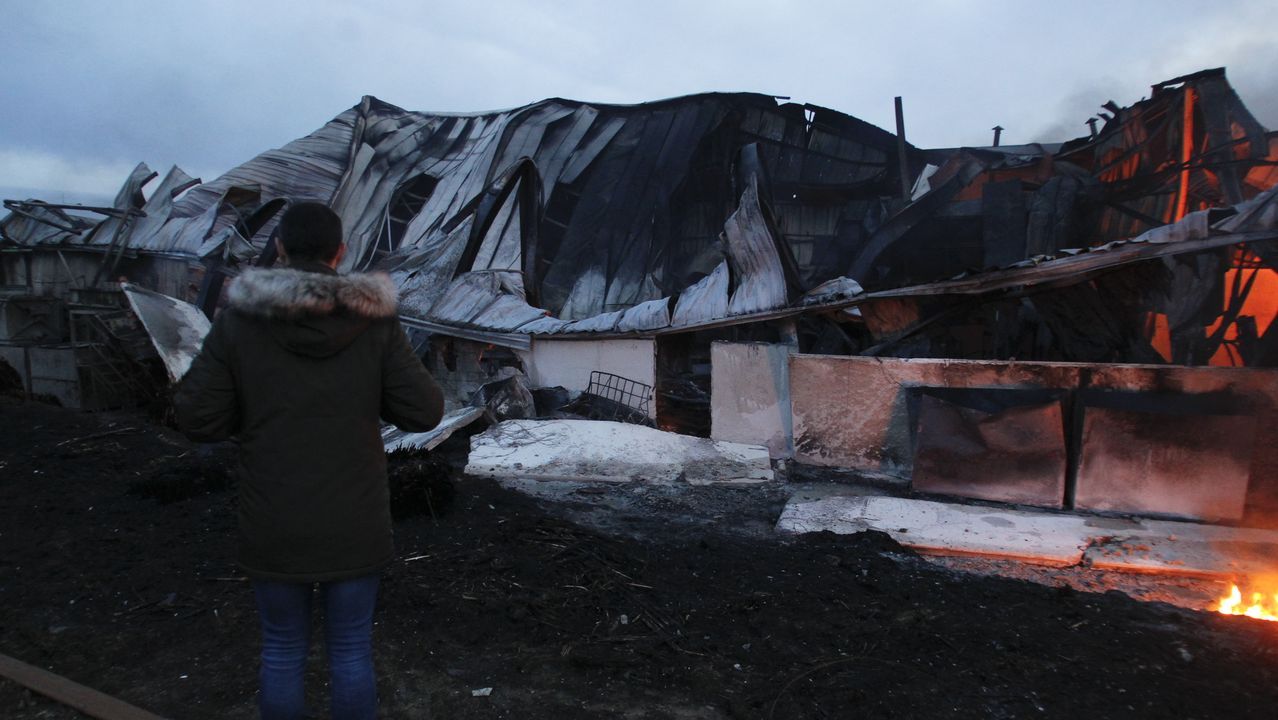 Así amaneció tras el incendio la fábrica de bolsas de papel de Narón