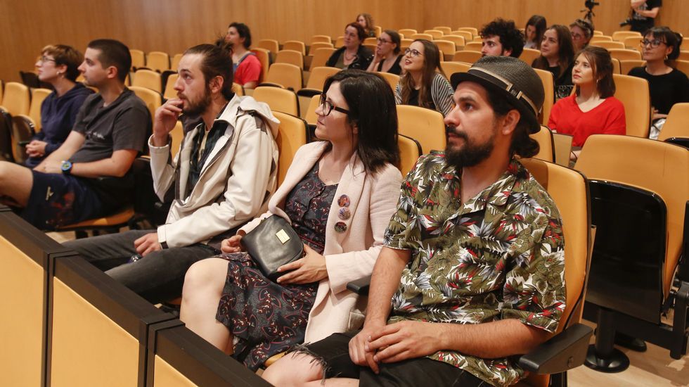 Microcharla con artistas en el Fórum carballés