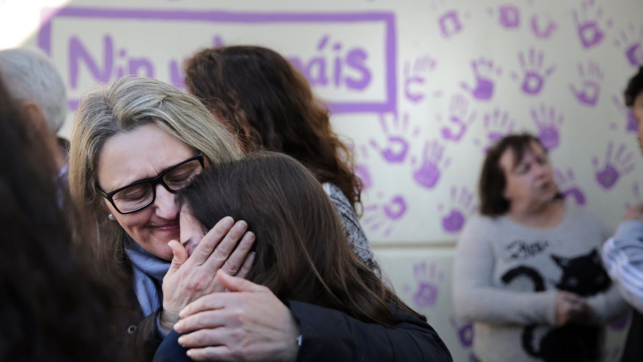 Concentración en el instituto de Valga por el crimen machista que acabó con la vida de su vecina María José Aboy