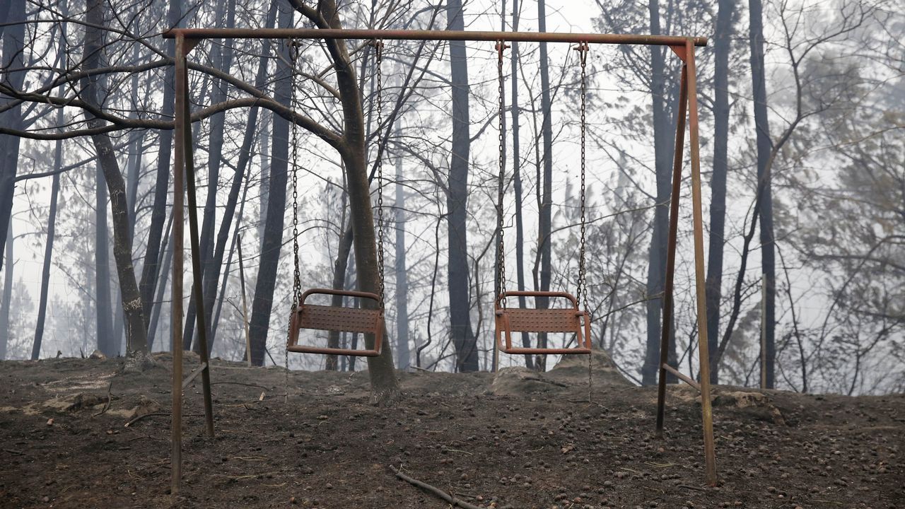 Incendio forestal con casas quemadas en As Fermosas