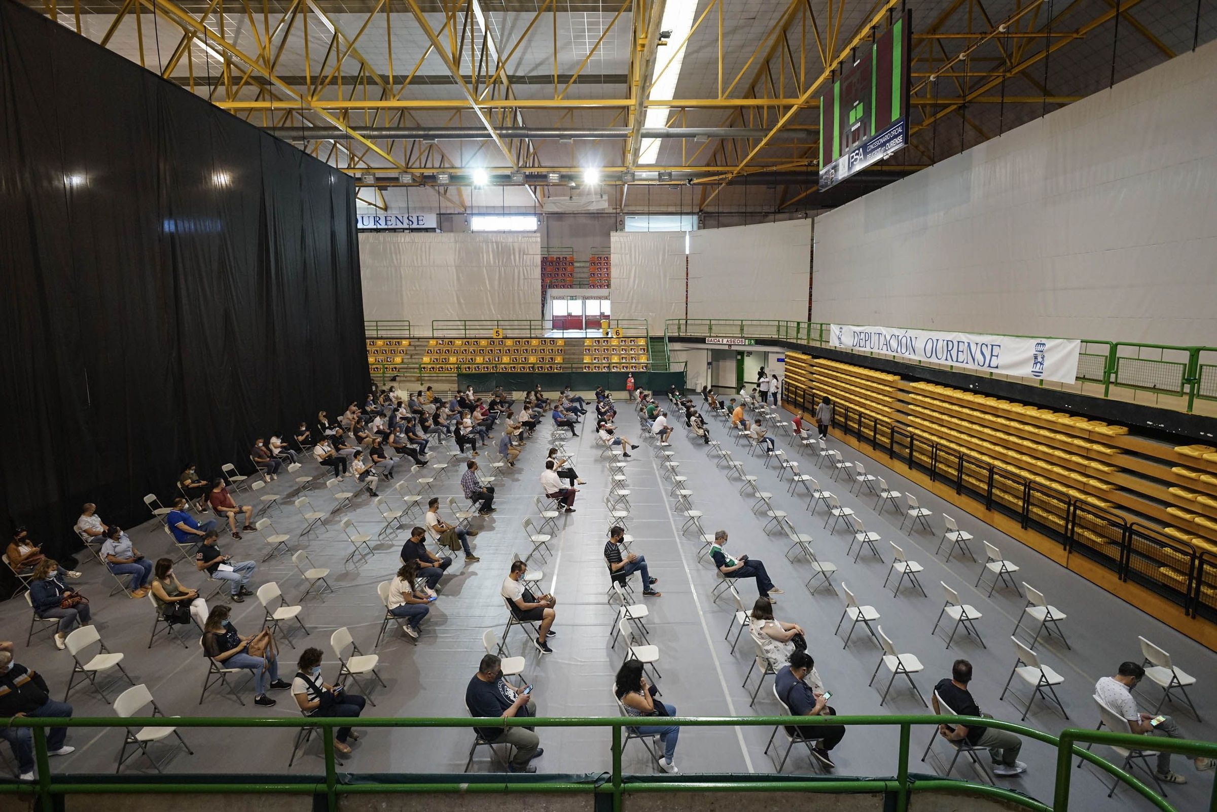Sala de espera da vacinaci�n COVID-19 con Pfizer no pavill�n de deportes Paco Paz de Ourense. 5/06/2021