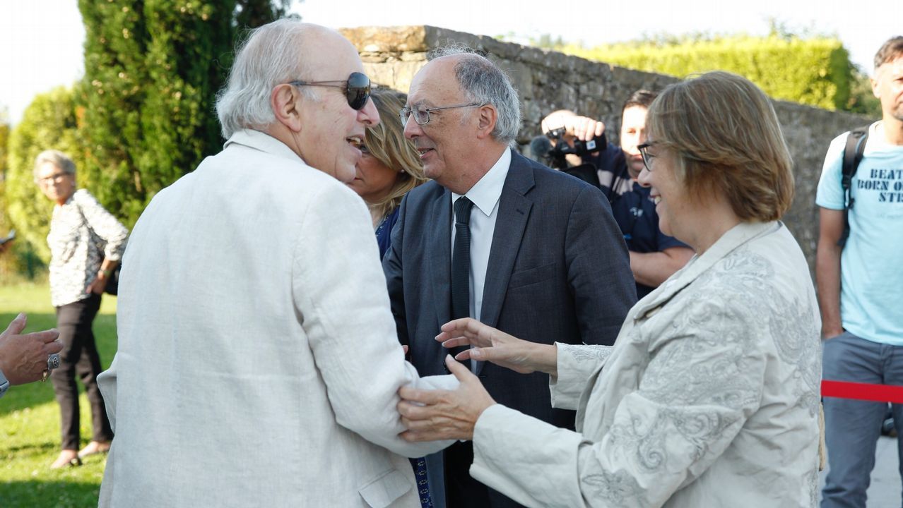 El expresidente de la Xunta Fernando González Laxe, en el funeral y entierro de Albor.
