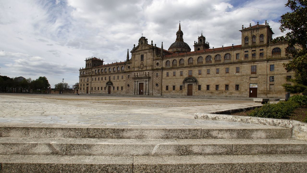 Explanada de la Compañía (Monforte), con el colegio de los Escolapios al fondo.