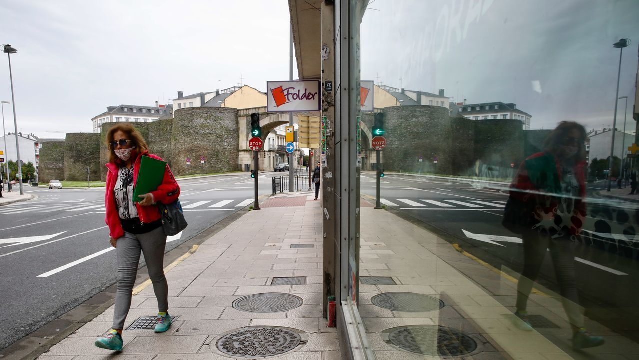 Con mascarillas por las calles de Lugo