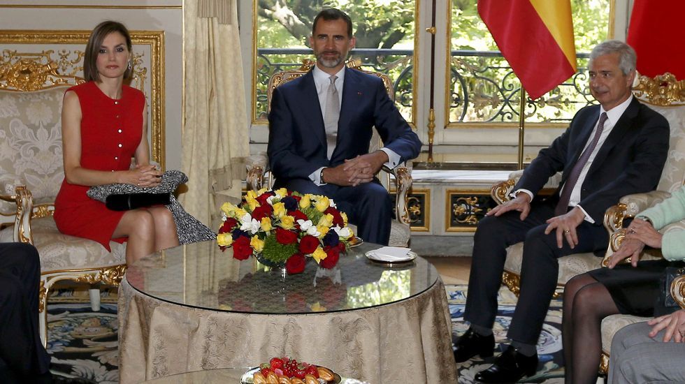 Otra imagen de Anne Hidalgo junto a los reyes.