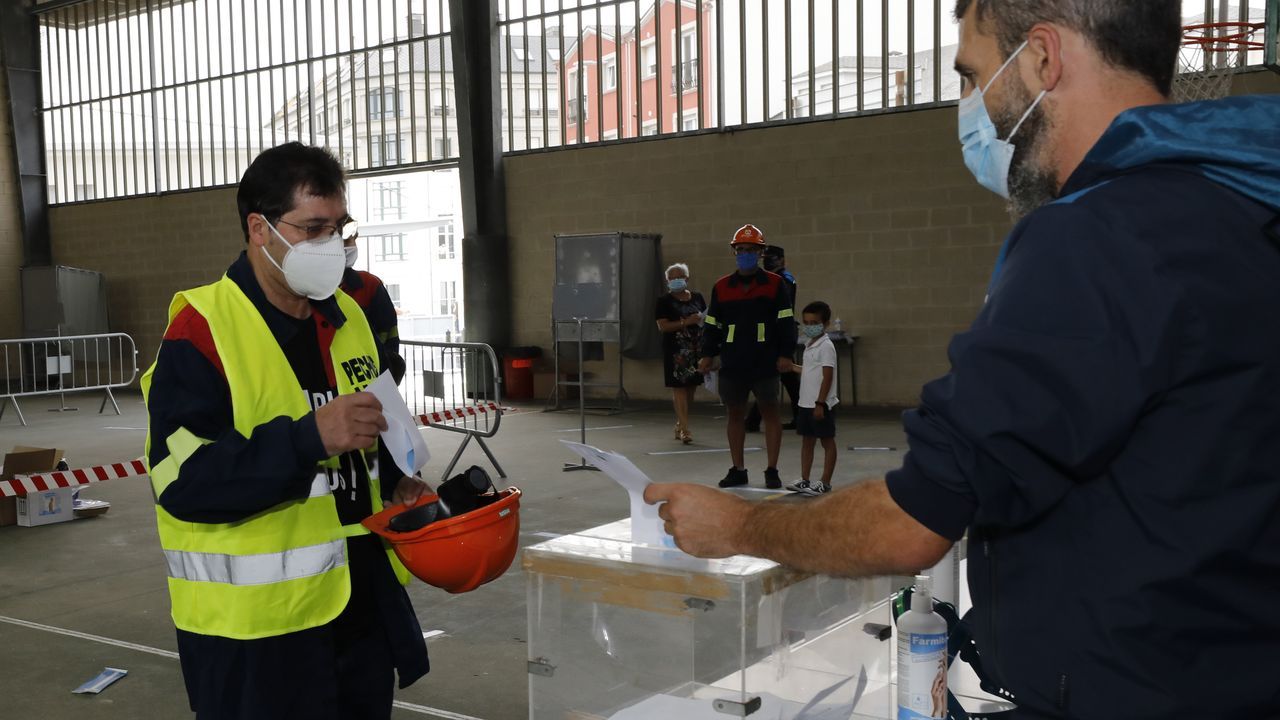 Por el coronavirus, Viveiro reubicó dos mesas electorales en la casa consistorial, donde en algunos momentos se formaron colas