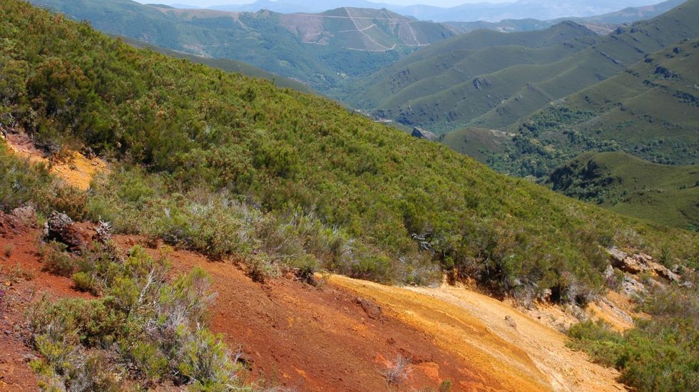 El mineral de hierro colorea el suelo en la antigua mina a cielo abierto del monte Formigueiros, en la sierra de O Courel