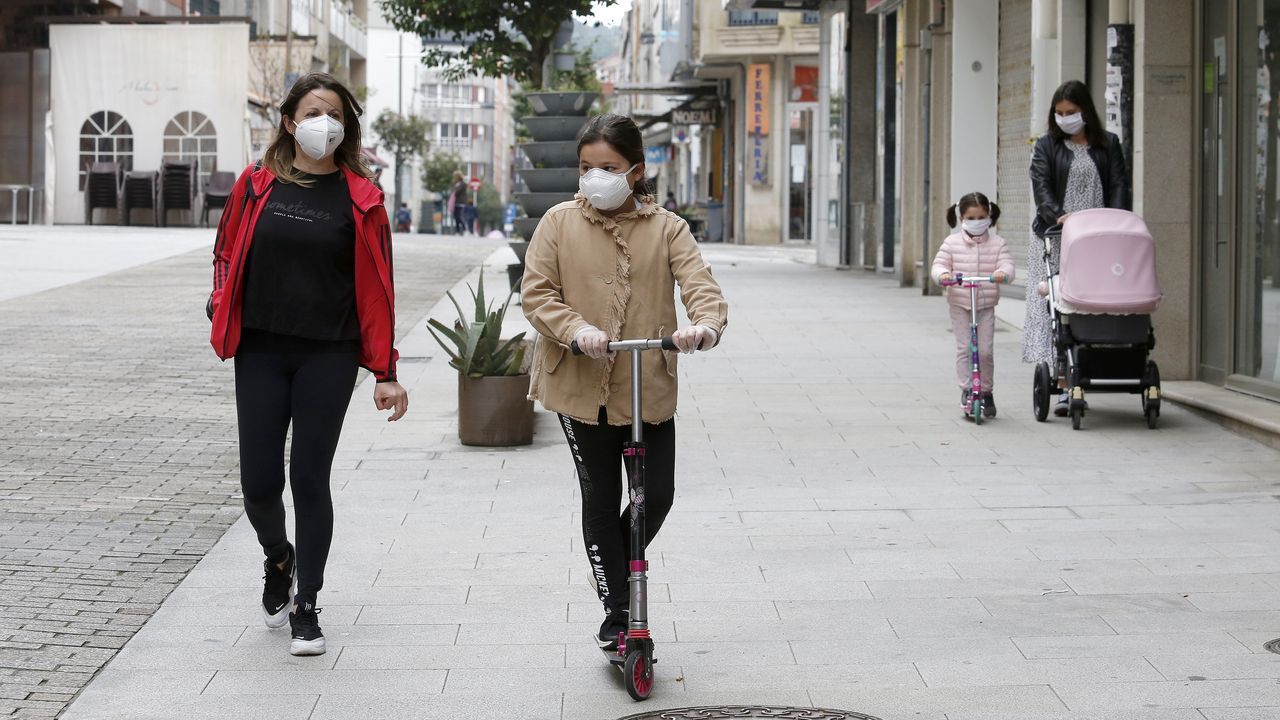 El primer paseo de los niños de Barbanza, en imágenes.No faltaron los monopatines en el primer paseo por las calles de Boiro