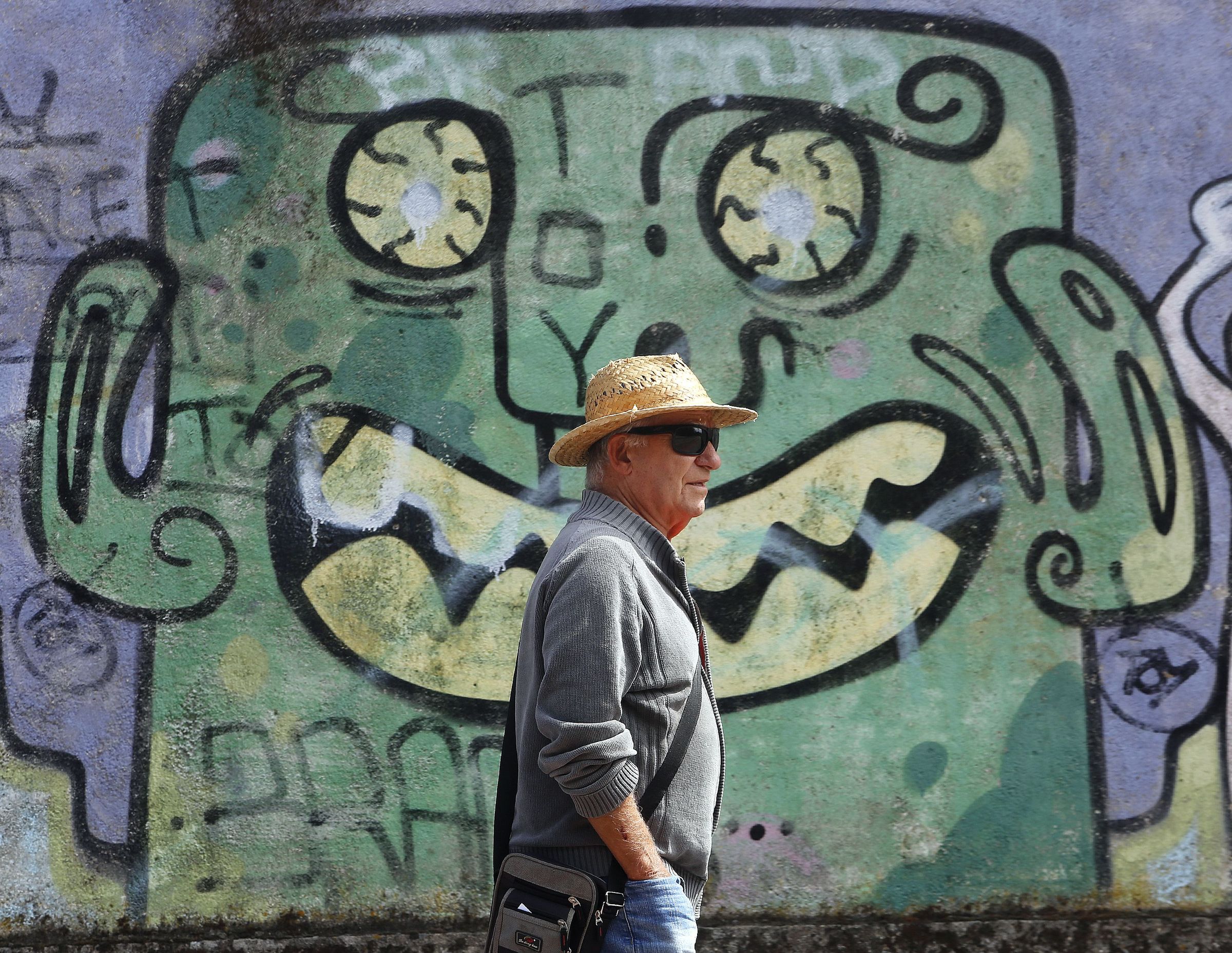 Un home cami�a sen m�scara no paseo de Vilaxo�n. 26/06/2021