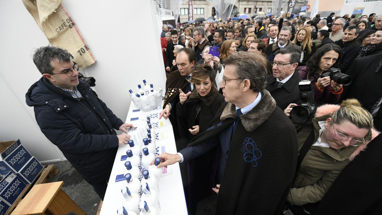 Feijoo y los comendadores en uno de los stands