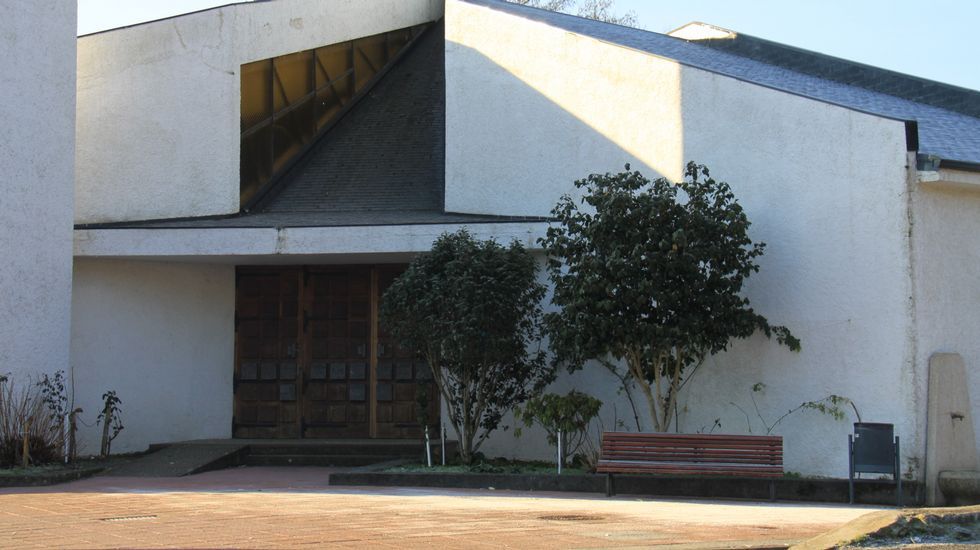 Carámbanos.Helada a las puertas de la iglesia de Veigamuíños en O Barco de Valdeorras