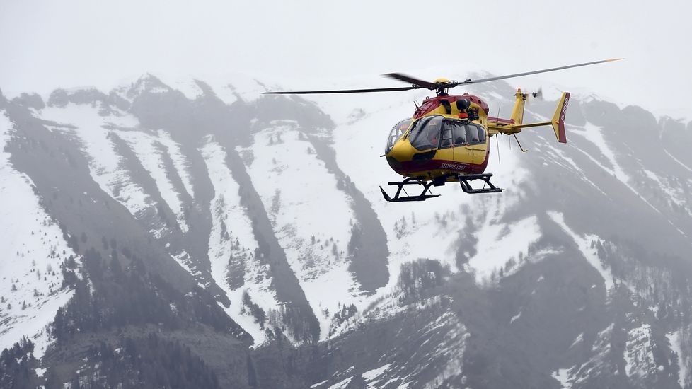 Aspecto de la zona donde se precipitó el Airbus A320, con los restos del avión desperdigados en un área muy amplia y de difícil acceso