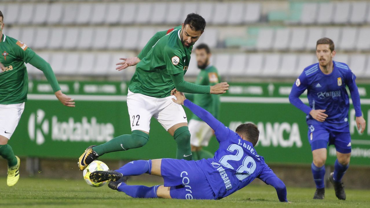 Raúl Prado disputa un balón ante el Racing de Ferrol