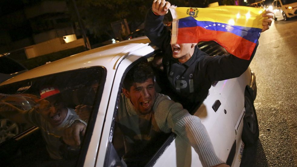 Alegría y abrazos de emoción entre los opositores.