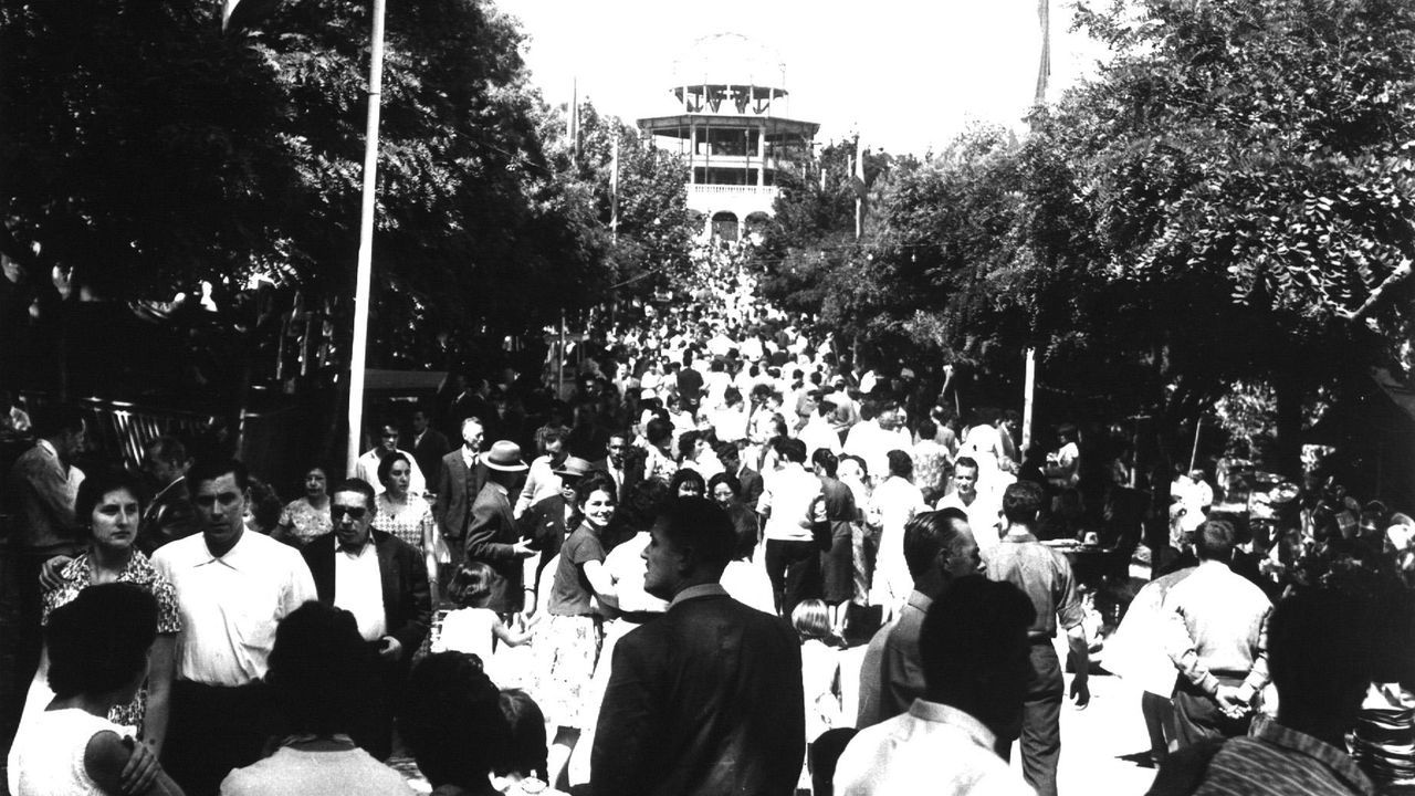VISTA DE UNA FIESTA POPULAR EN 1961 EN EL PARQUE DE SANTA MARGARITA
