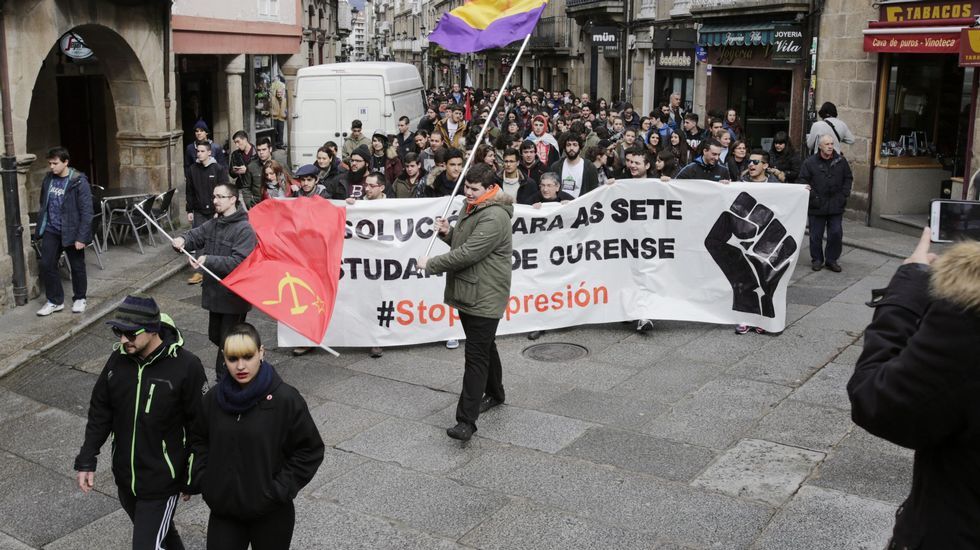 Cientos de paraguas en las inmediaciones de la catedral