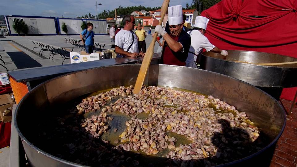 XOCAS FERNANDEZ, FRANCISCO PARADA Y GERARDO OYERO HAN REALIZADO 2 PAELLAS PARA LA DEGUSTACION AL FINALIZAR LA ENTREGA DE PREMIOS