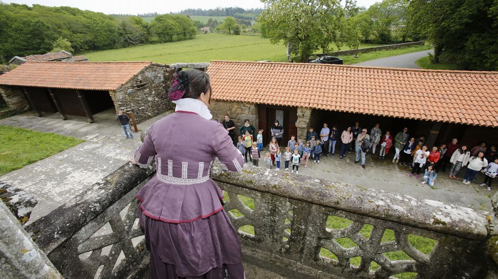Alumnos de Mazaricos participan nunha visita teatralizada ás Torres do Allo cos Quinquilláns