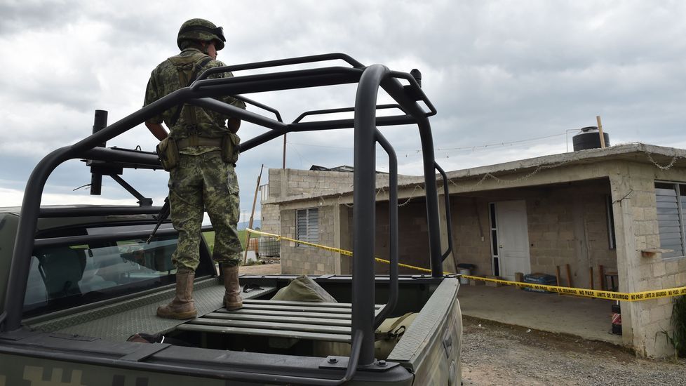 Los policías realizan labores de búsqueda para encontrar a el Chapo.