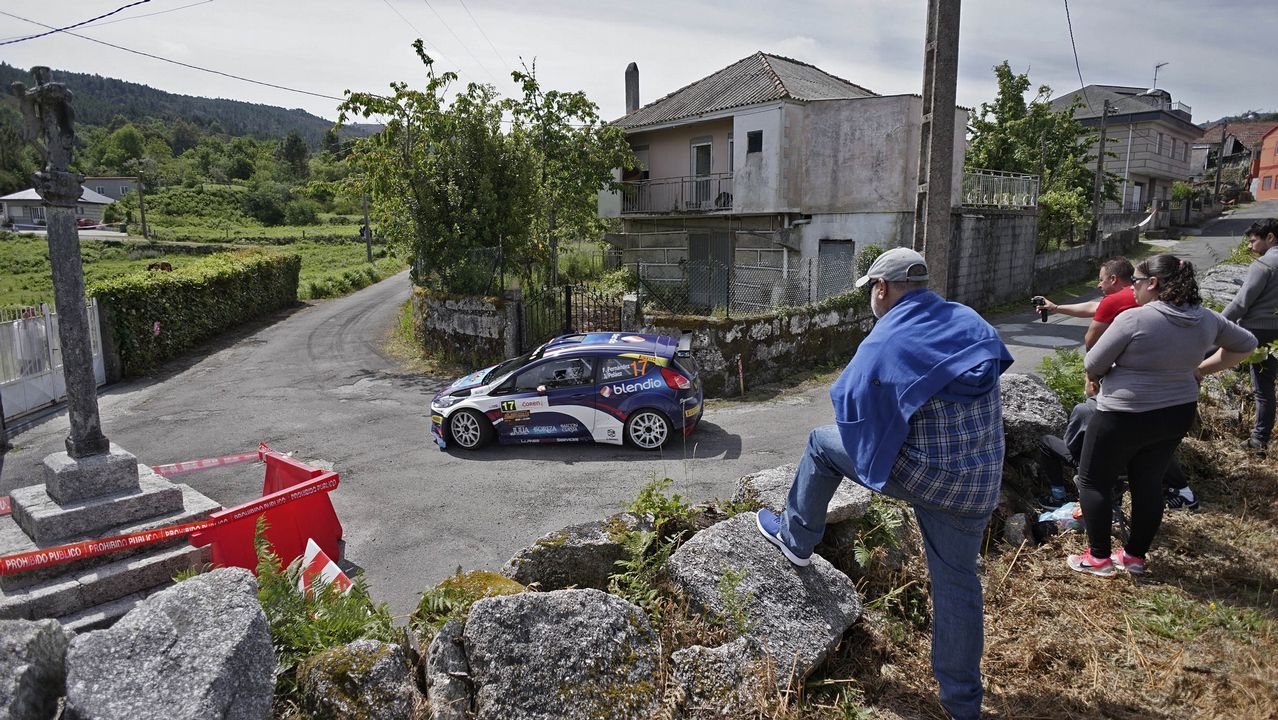 A todo gas en el pueblo de Barroso.La curva del Cruceiro fue un buen escenario para disfrutar del Rali de Ourense