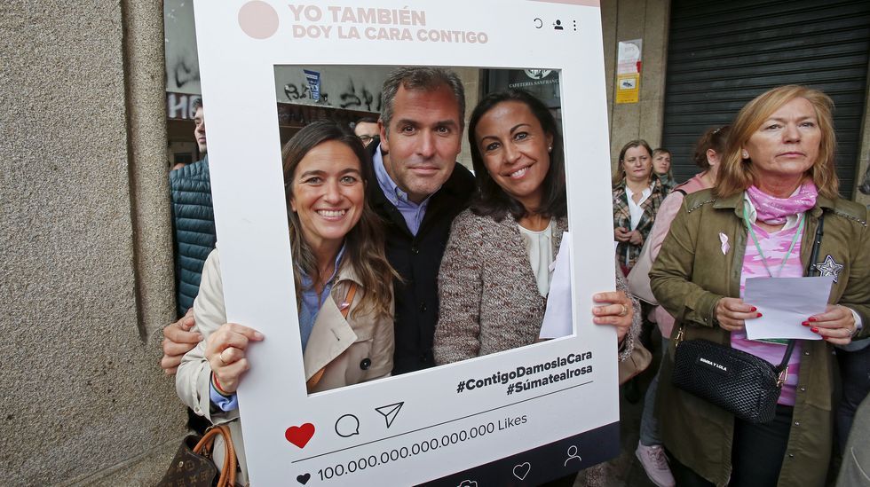 Manos levantadas por el cáncer de mama
