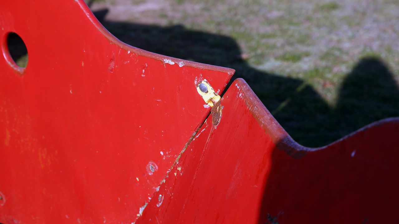 Chequeo al parque infantil de Olveira.