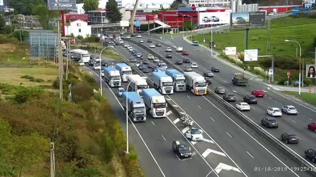 La caravana de protesta, entrando en Alfonso Molina, poco después de las 19.20 horas