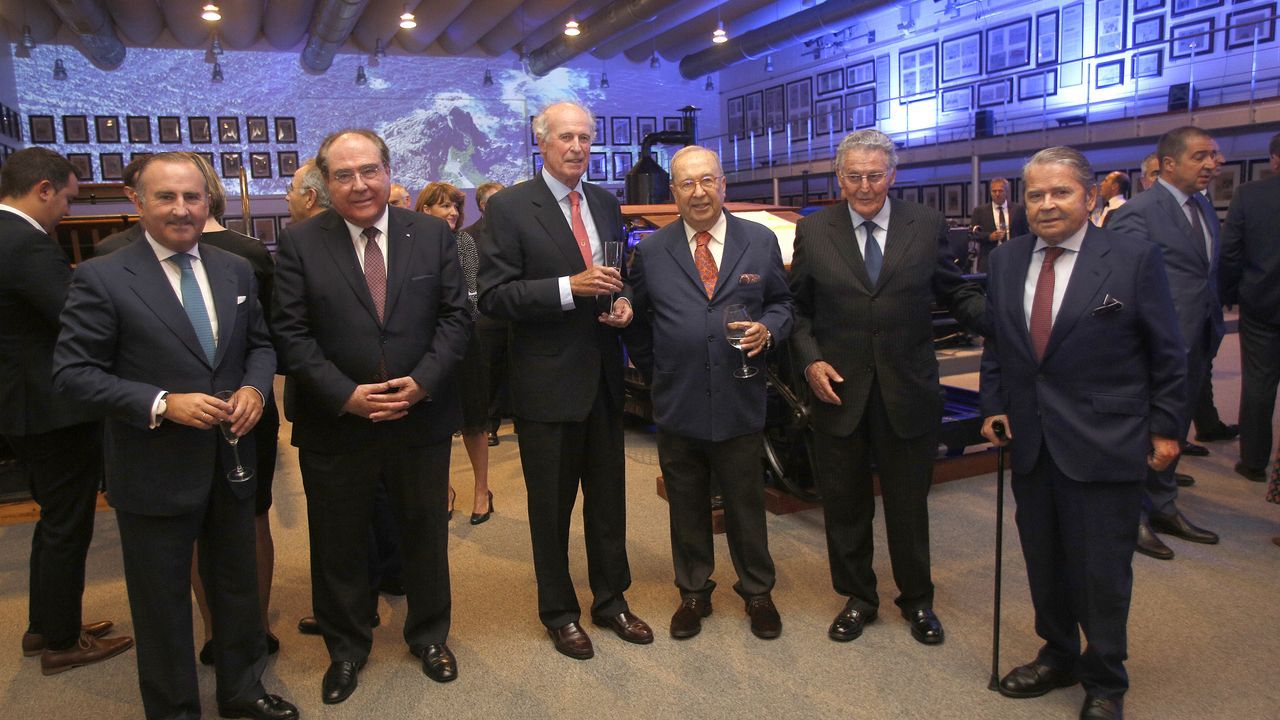 Flora Pérez, vicepresidenta de la Fundación Amancio ORtega y Pablo Isla, presidente de Inditex, junto a Santiago Rey, presidente y editor de La Voz .Pablo Junceda (Sabadell), Miguel Ángel Escotet (Afundación), el arquitecto Antonio Desmonts, Cillero (Sugema), Carlos Martínez (Einsa) y Pérez Torres