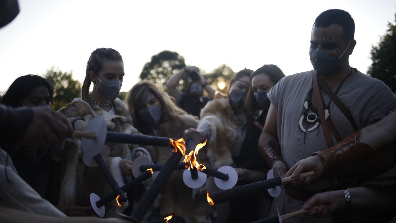 Junto al puente romano tuvo lugar un emotivo acto de los castrexos marcado por el silencio y las antorchas