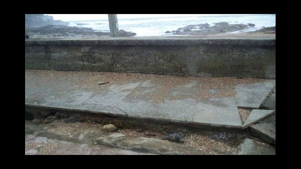 Daños en un muro de A Concheira, en Baiona