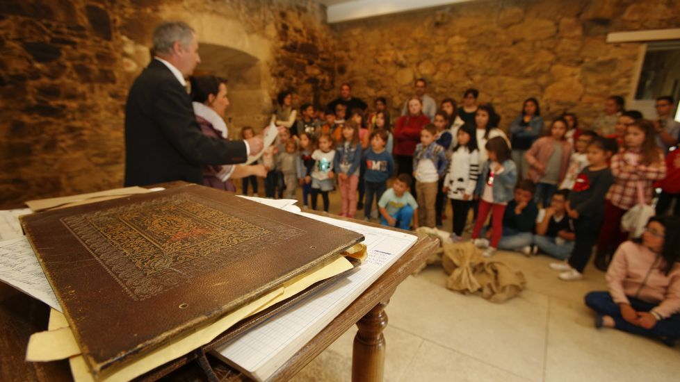 Alumnos de Mazaricos participan nunha visita teatralizada ás Torres do Allo cos Quinquilláns