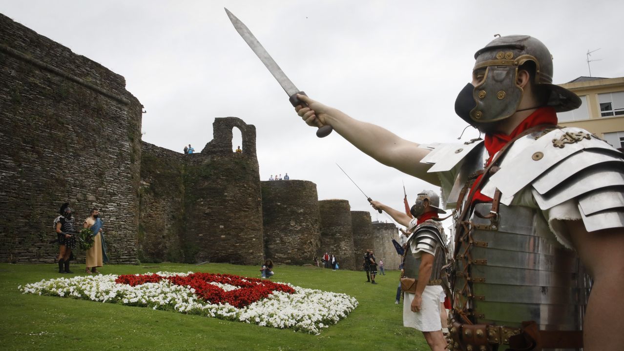 A Cohors II Lucensium e a Guardia Pretoriana percorreron o casco histórico e fixeron unha homenaxe floral na Mosqueira