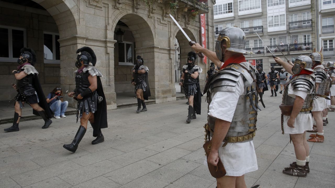 A Cohors II Lucensium e a Guardia Pretoriana percorreron o casco histórico e fixeron unha homenaxe floral na Mosqueira
