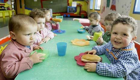 Niños de una escuela infantil comiendo juntos