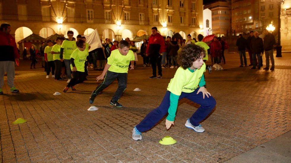 Niños del equipo de fútbol EIRIS entrenando en la plaza de María Pita para protestar por la falta de luz en su campo
