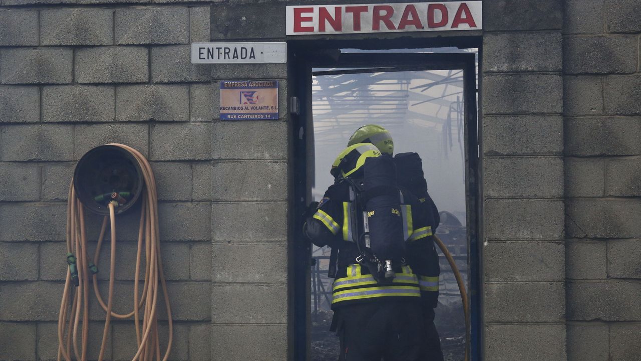 La nave de Repuestos Al Volante, también de Fraín, totalmente calcinada