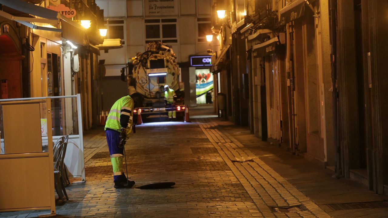 Avenida de La Marina, sin viandantes, por el toque de queda.