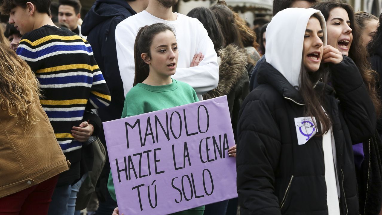 Mercedes Aranceta, farera de Prioriño Chico, en el puerto exterior de Ferrol, equipada con arnés y casco, como sube a las balizas (además de llevar la línea de vida) de cuyo mantenimiento se ocupa. 8M Día de la Mujer Trabajadora