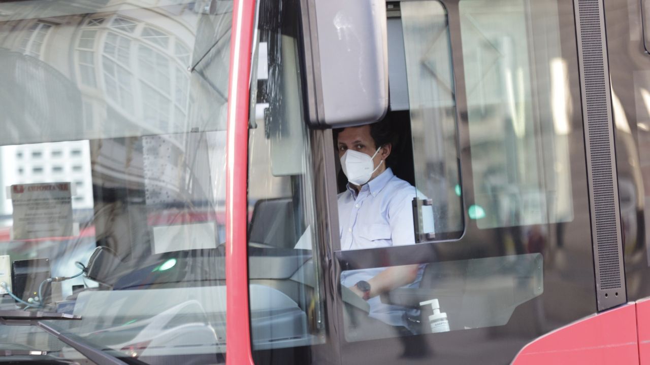 En A Coruña, como en otras ciudades, las Fuerzas y Cuerpos de seguridad estuvieron repartiendo mascarillas en el transporte público