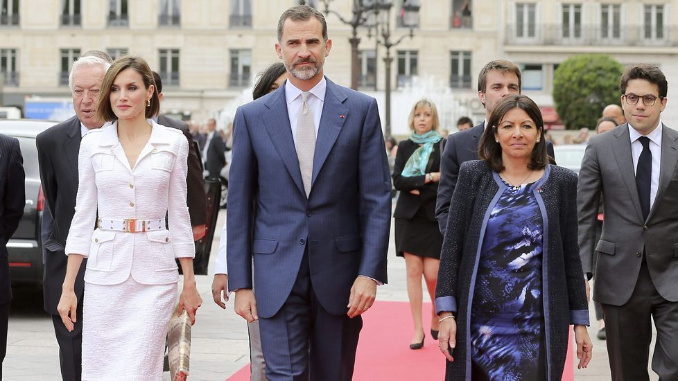 La alcaldesa de París -de origen español- vivió muy emocionada la ceremonia.